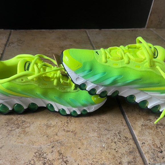Nike AirMax Dn8 size 8 (new with tags!) - Picture 4 of 4